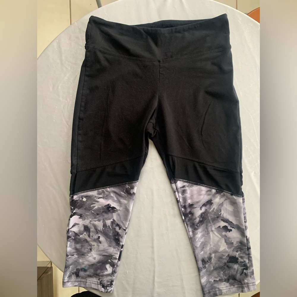 Mesh Capri Leggings Black Gray Size Medium